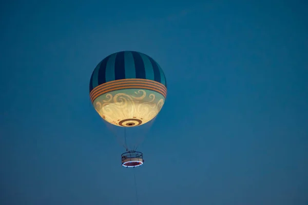 Orlando Florida Juni 2019 Luftballong Flyger Blue Night Vid Lake — Stockfoto