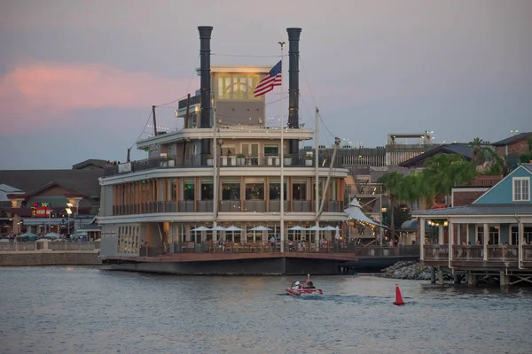 奥兰多 佛罗里达州2019年6月15日 日落背景上的板鱼 这是一家标志性的餐厅 位于布埃纳维斯塔湖1号的豪华汽船上 — 图库照片