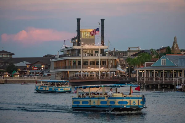 Orlando Florida Junio 2019 Restaurante Paddlefish Barcos Taxis Navegando Disney — Foto de Stock