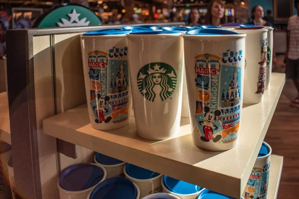 Orlando Florydzie Czerwca 2019 Starbucks Disney Kubki Disney Springs Lake — Zdjęcie stockowe