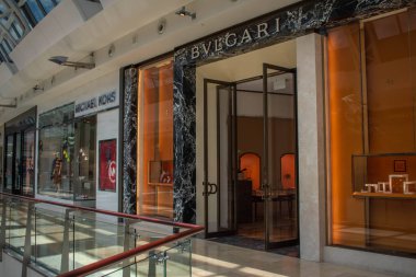Orlando, Florida. 6 Haziran 2019 . Michael Kors ve Bvlgari mağazaları. içinde Mall millenia 2 at
