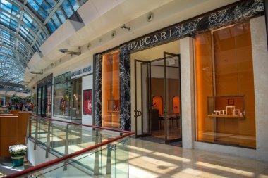 Orlando, Florida. 6 Haziran 2019 . Michael Kors ve Bvlgari mağazaları. içinde Mall Millenia 1 at