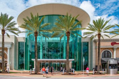 Orlando, Florida. 6 Haziran 2019 . Millenia 2'deki Alışveriş Merkezi'ne ana giriş