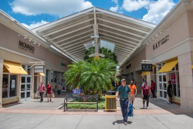 Orlando, Florida. 6 Haziran 2019 International Drive alanında Premium Outlet'te alışveriş keyfi yapanlar 1