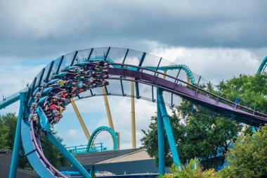 Orlando, Florida. 17 Haziran 2019. Seaworld'de muhteşem Mako rollercoaster'ın tadını çıkaran insanlar. 6.