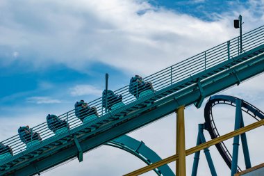 Orlando, Florida. 17 Haziran 2019. İnsanlar Seaworld 5 eğlenceli inanılmaz Kraken rollercoaster sahip.