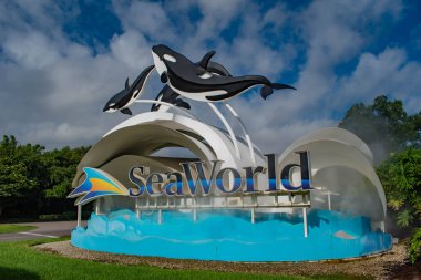Orlando, Florida. 17 Haziran 2019. Seaworld işareti ve açık mavi bulutlu arka plan 2 üzerinde balina figürleri