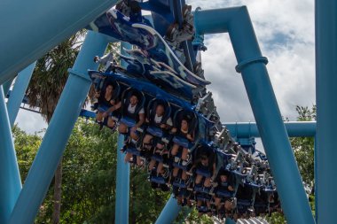 Orlando, Florida. 17 Haziran 2019. Seaworld 2 inanılmaz Mako rollercoaster zevk insanların üst görünümü