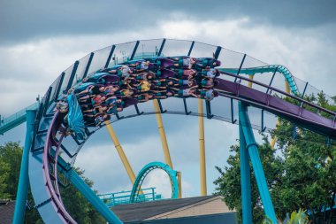 : Orlando, Florida. 17 Haziran 2019. Seaworld 1'de müthiş Mako rollercoaster keyfini insanların üst görünümü