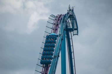 Orlando, Florida. 17 Haziran 2019. Seaworld 1 eğlenceli Mako rollercoaster olan insanların üst görünümü