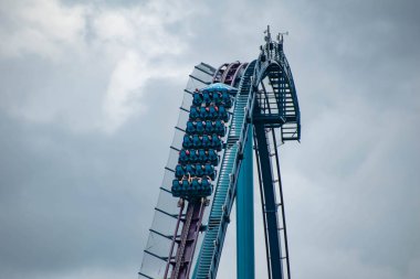 Orlando, Florida. 17 Haziran 2019. Seaworld 2 eğlenceli Mako rollercoaster olan insanların üst görünümü.