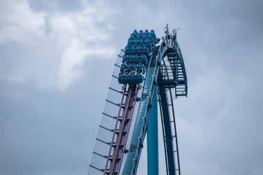 Orlando, Florida. 17 Haziran 2019. Seaworld 3 eğlenceli Mako rollercoaster olan insanların üst görünümü