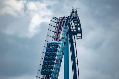 Orlando, Florida. 17 Haziran 2019. Seaworld 4 eğlenceli Mako rollercoaster olan insanların üst görünümü.