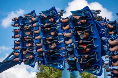 Orlando, Florida. 23 Haziran 2019. Seaworld 6'da Manta Ray lunapark treninin keyfini çıkaran heyecanlı insanlar.