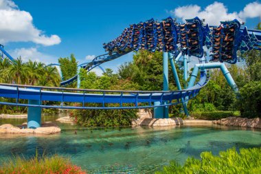 Orlando, Florida. 23 Haziran 2019. İnsanlar Seaworld 2 eğlenceli Manta Ray rollercoaster sahip