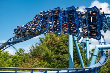 Orlando, Florida. 23 Haziran 2019. İnsanlar Seaworld 7 eğlenceli Manta Ray rollercoaster sahip