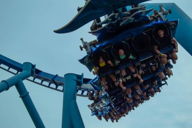 Orlando, Florida. 23 Haziran 2019. Seaworld 4 eğlenceli Manta Ray roller coaster olan insanların üst görünümü