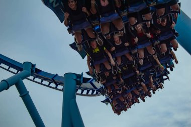 Orlando, Florida. 23 Haziran 2019. Seaworld 5 eğlenceli Manta Ray roller coaster olan insanların üst görünümü