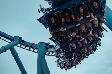 Orlando, Florida. 23 Haziran 2019. Seaworld 6 eğlenceli Manta Ray roller coaster olan insanların üst görünümü.