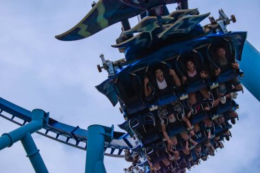 Orlando, Florida. 23 Haziran 2019. Seaworld 7 eğlenceli Manta Ray roller coaster olan insanların üst görünümü.