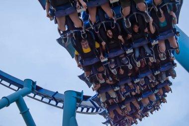 Orlando, Florida. 23 Haziran 2019. Seaworld 8 eğlenceli Manta Ray roller coaster olan insanların üst görünümü.