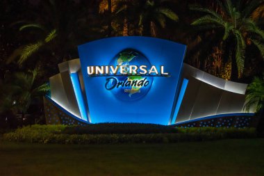 Orlando, Florida. 13 Haziran 2019. Universal Bulvarı'nda palmiye ağaçları arka planda Universal Orlando logosuaydınlatmak.