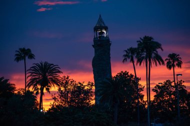 Orlando, Florida. 13 Haziran 2019. Universal Studios alan 3 güzel günbatımı arka plan üzerinde Macera deniz feneri Adası