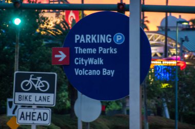 Orlando, Florida. 13 Haziran 2019. Tema Parklar, Citywalk ve Volcano Bay işareti Universal Studios alanında.