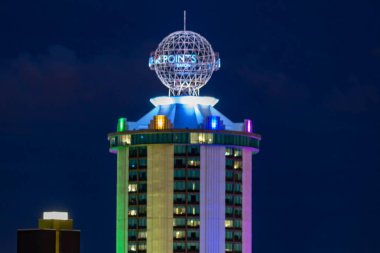 Orlando, Florida. 13 Haziran 2019. Uluslararası Sürücü alanında renkli ve ışıklı Four Points Sheraton'Un en iyi görünümü.