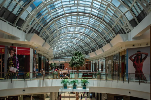 Orlando, Florida. 6 Haziran 2019 . Millenia 2'deki Alışveriş Merkezi'nde ikinci katın panoramik manzarası