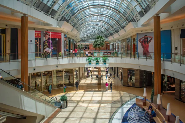 Orlando, Florida. 6 Haziran 2019 . Millenia 2'deki Alışveriş Merkezi'nde birinci ve ikinci katın panoramik manzarası.