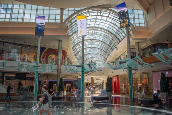 올랜도 플로리다 2019년 밀레니엄 Mall 브랜드를 홍보하는 스크린의 꼭대기를 바라보며 — 스톡 사진