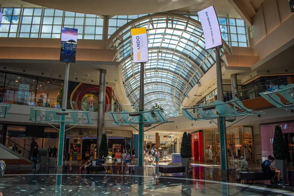 올랜도 플로리다 2019년 밀레니엄 쇼핑몰에서 브랜드를 홍보하는 스크린의 상단보기와 홀에서 — 스톡 사진