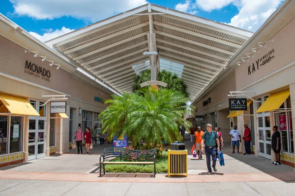 Orlando Florida Június 2019 Emberek Élvezik Bevásárló Napot Premium Outlet — Stock Fotó