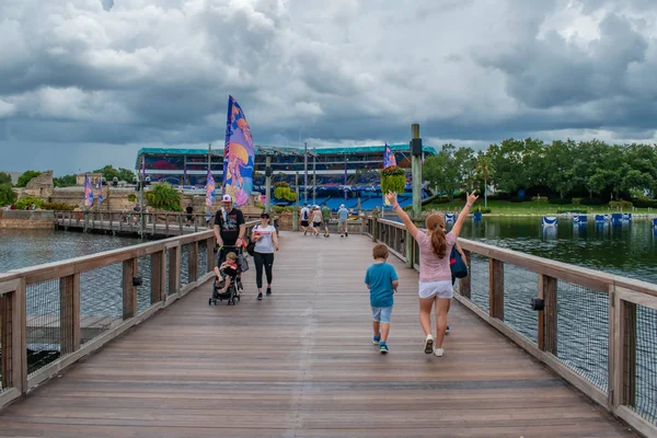 Orlando Florida Června 2019 Hezká Dívka Zdvižena Ruce Při Chůzi — Stock fotografie