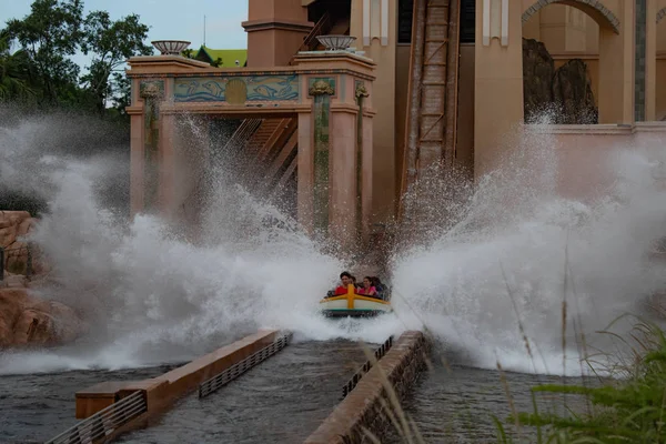 Orlando Florida Junio 2019 Gente Divirtiéndose Salpicando Atracción Viaje Atlantis —  Fotos de Stock