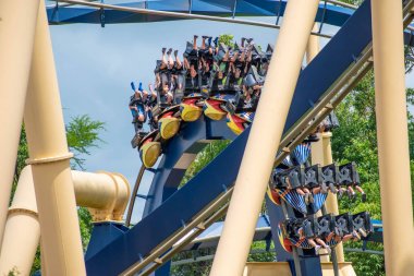 Tampa Körfezi, Florida. 12 Temmuz 2019. Busch Bahçeleri 'nde inanılmaz montu Rollercoaster zevk insanlar (25).