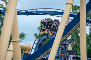 Tampa Körfezi, Florida. 12 Temmuz 2019. Busch Bahçeleri 'nde inanılmaz montu Rollercoaster zevk insanlar (22).