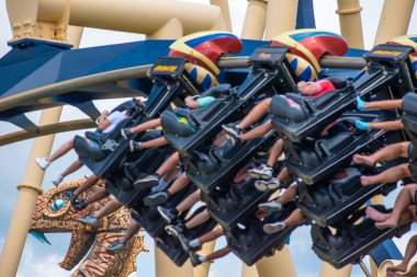 Tampa Körfezi, Florida. 12 Temmuz 2019. Busch Bahçeleri 'nde inanılmaz montu Rollercoaster zevk insanlar (26).