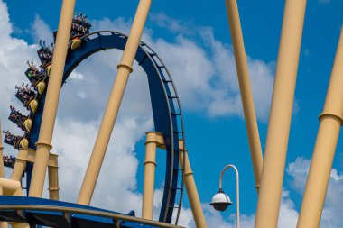 Tampa Körfezi, Florida. 12 Temmuz 2019. İnsanlar Busch Bahçeleri 'nde eğlenceli inanılmaz montu Rollercoaster sahip (24).