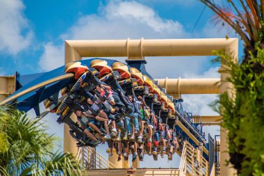 Tampa Körfezi, Florida. 12 Temmuz 2019. İnsanlar Busch Bahçeleri 'nde eğlenceli inanılmaz montu Rollercoaster sahip (33).