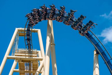 Tampa Körfezi, Florida. 12 Temmuz 2019. İnsanlar Busch Bahçeleri 'nde eğlenceli müthiş montu Rollercoaster (1).