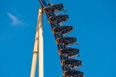 Tampa Körfezi, Florida. 12 Temmuz 2019. İnsanlar Busch Bahçeleri 'nde eğlenceli müthiş montu Rollercoaster sahip (16)