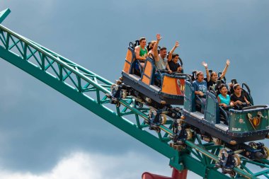 Tampa Körfezi, Florida. 12 Temmuz 2019. İnsanlar Busch Bahçeleri 'nde inanılmaz Cobras Curse Rollercoaster bağırıyor (3)