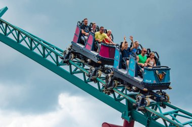 Tampa Körfezi, Florida. 12 Temmuz 2019. İnsanlar Busch Bahçeleri 'nde inanılmaz Cobras Curse Rollercoaster bağırıyor (5)