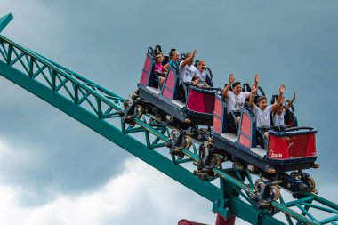 Tampa Körfezi, Florida. 12 Temmuz 2019. İnsanlar Busch Bahçeleri 'nde inanılmaz Cobras Curse Rollercoaster bağırıyor (7)