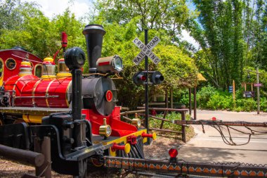 Tampa Körfezi, Florida. 12 Temmuz 2019. Busch Bahçeleri 'nde yeşil orman arka planda serengetti ekspres tren (1)