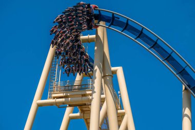 Tampa Körfezi, Florida. 12 Temmuz 2019. Busch Bahçeleri 'nde montu Rollercoaster zevk insanların üst görünümü (12).