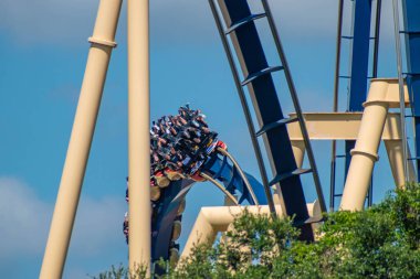 Tampa Körfezi, Florida. 12 Temmuz 2019. Busch Bahçeleri 'nde montu Rollercoaster zevk insanların üst görünümü (23)