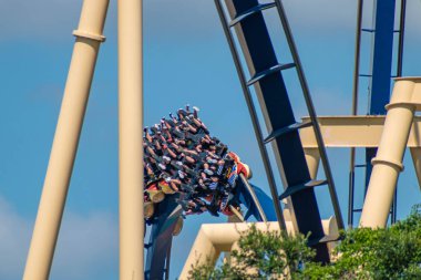 Tampa Körfezi, Florida. 12 Temmuz 2019. Busch Bahçeleri 'nde montu Rollercoaster zevk insanların üst görünümü (24)